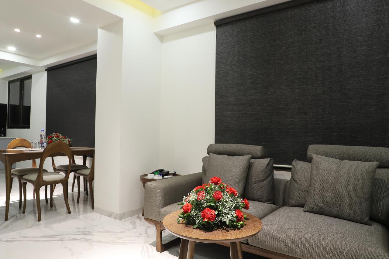 Ebony Residency Hotel Ahmedabad Buitenkant foto