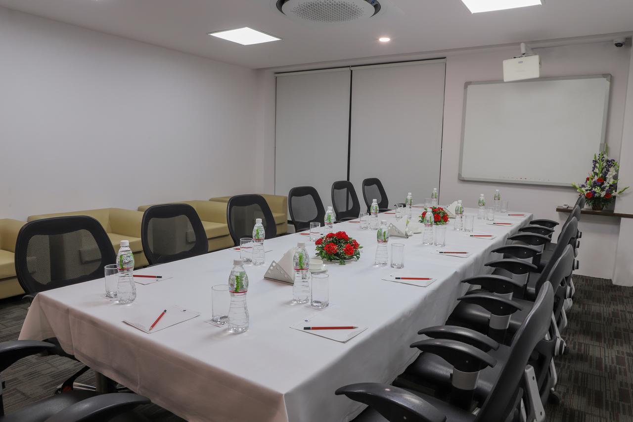 Ebony Residency Hotel Ahmedabad Buitenkant foto