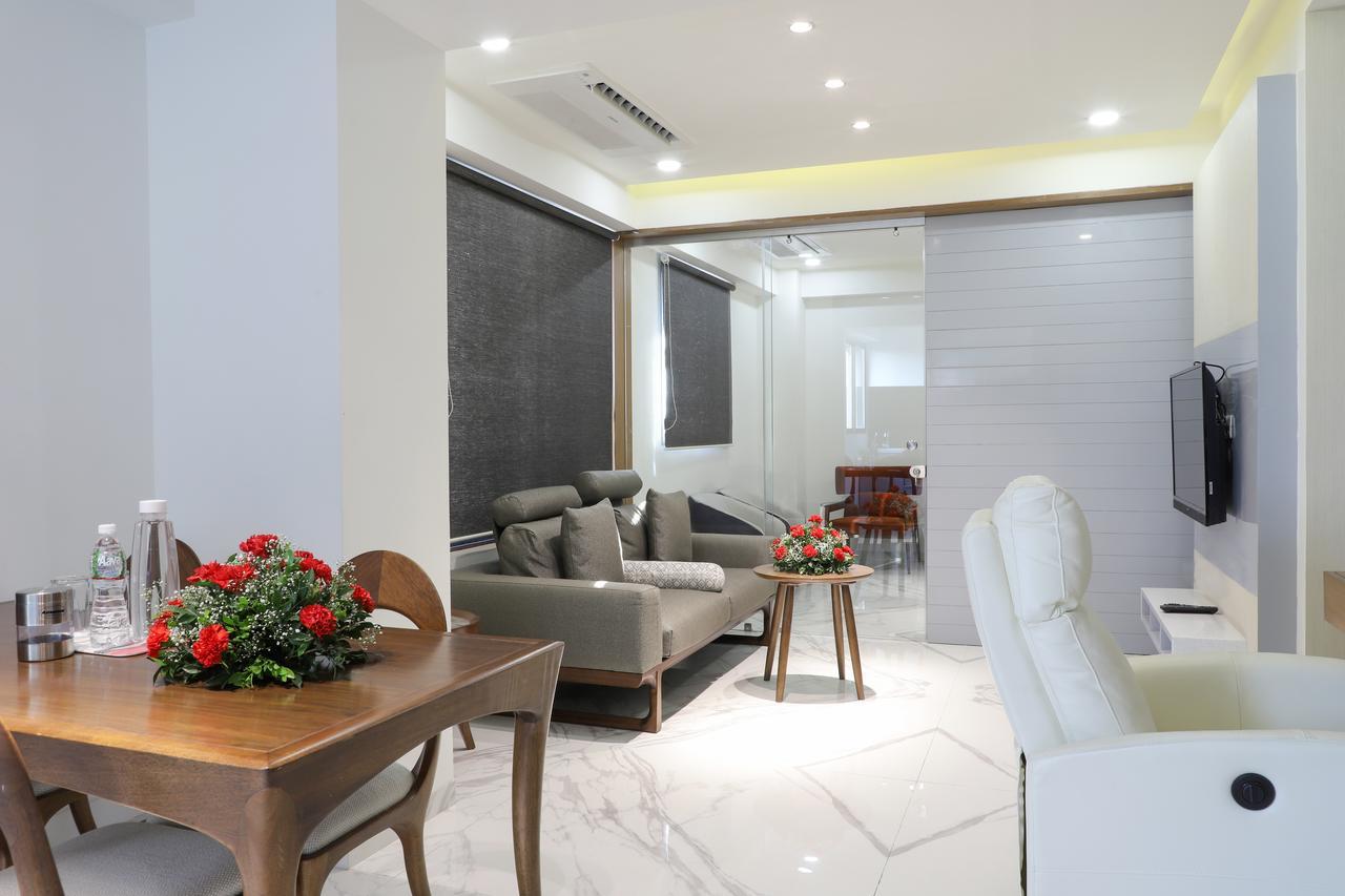 Ebony Residency Hotel Ahmedabad Buitenkant foto