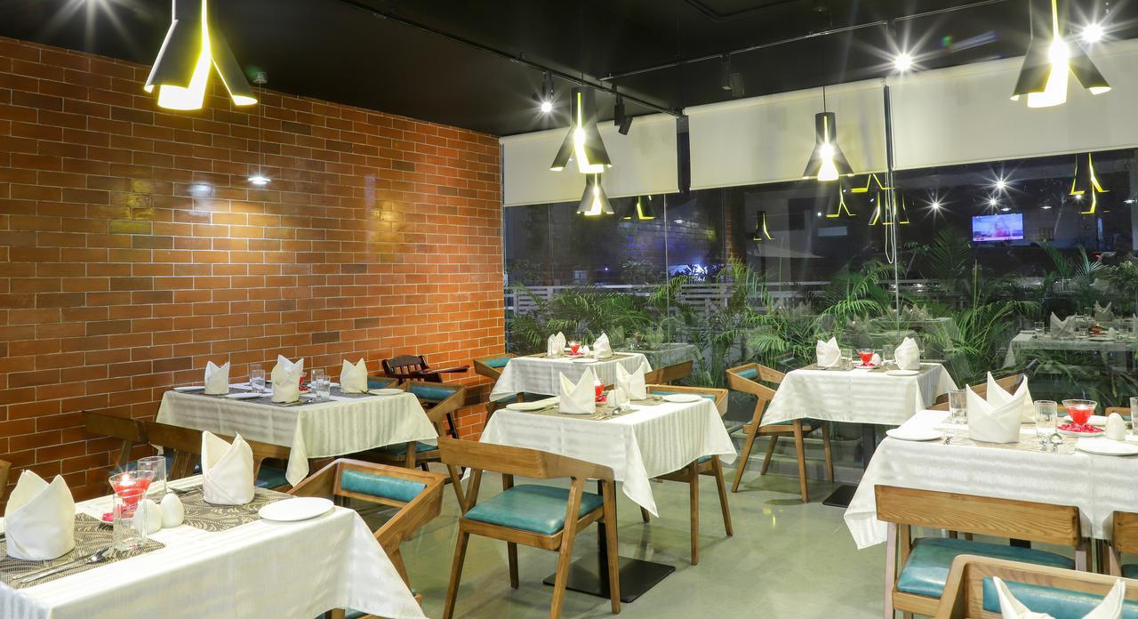 Ebony Residency Hotel Ahmedabad Buitenkant foto
