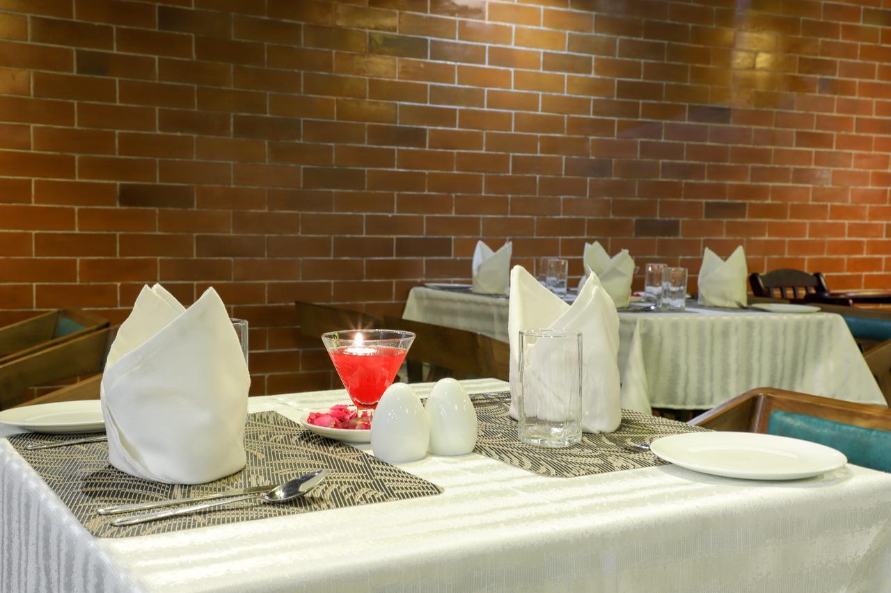 Ebony Residency Hotel Ahmedabad Buitenkant foto